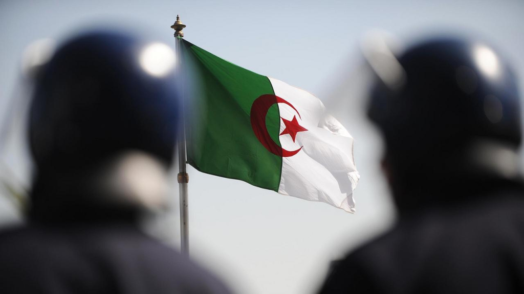 حرائق الغابات بالجزائر تسفر عن وفاة 15 شخصا وإصابة 26 آخرين