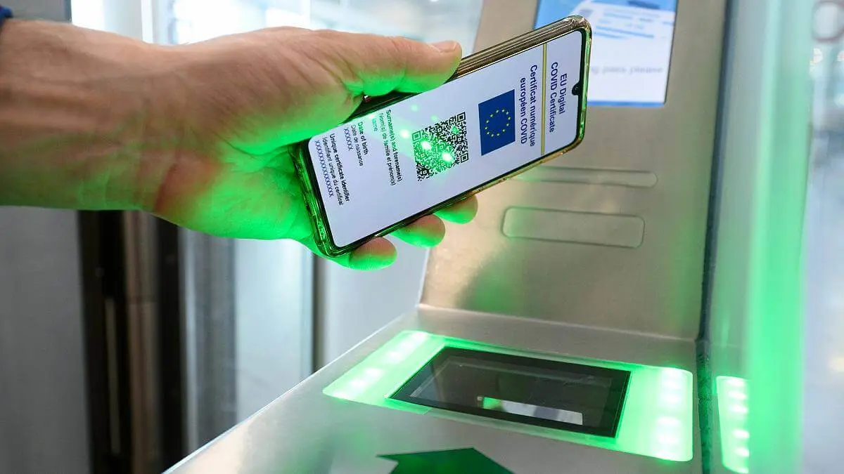 أوروبا تتجه لتمديد العمل بجواز التلقيح لعام آخر