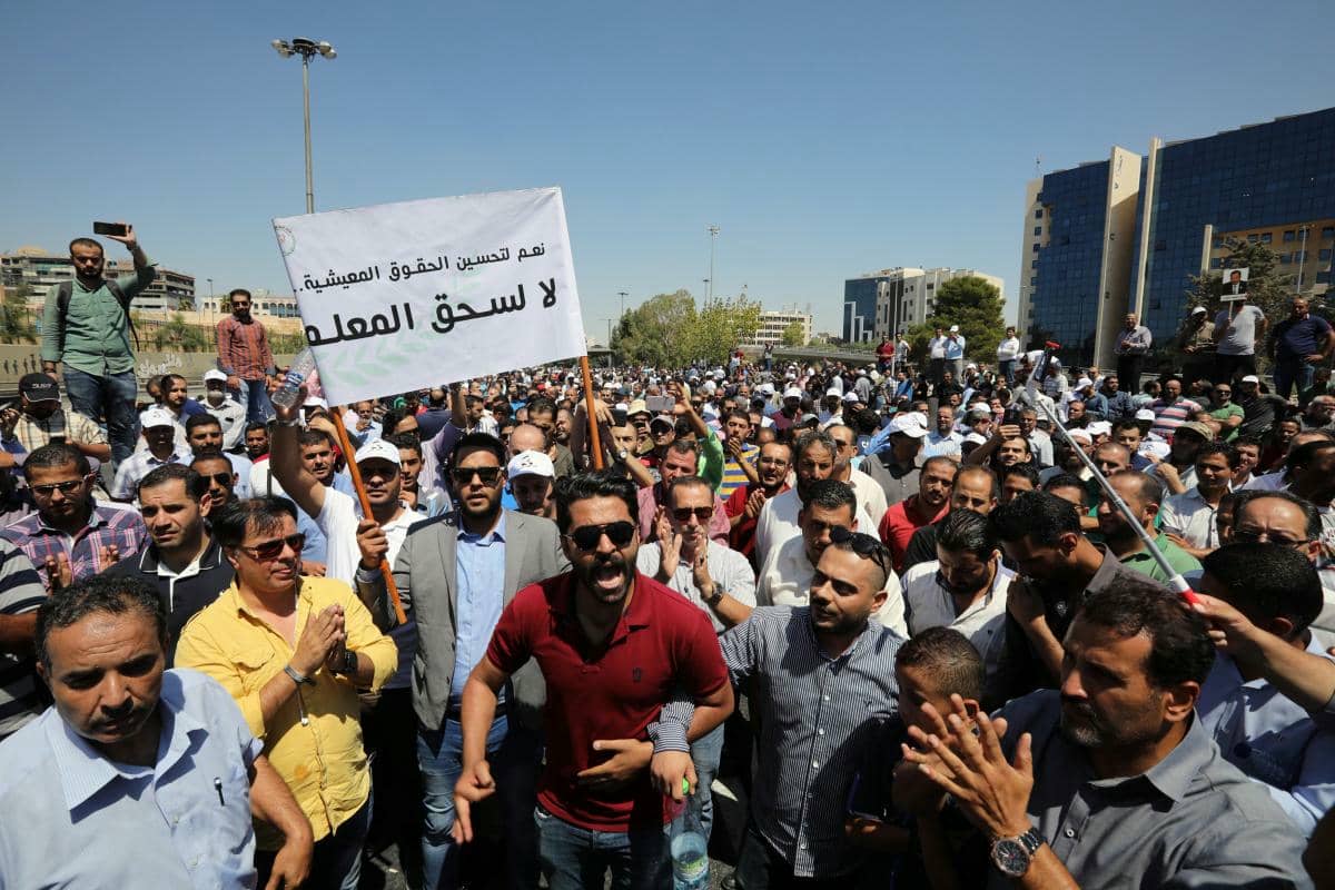 مطلب سحب العقوبات “التعسفية” يمطط زمن احتجاج الأساتذة ويُسَوِّفُ الحل