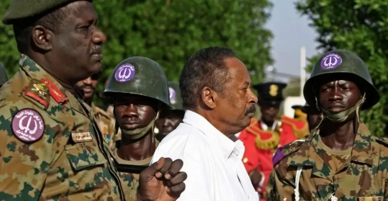 بعد اعتقال رئيس وأعضاء الحكومة.. أنباء عن انقلاب عسكري بالسودان