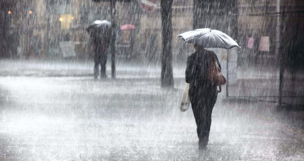 نشرة إنذارية: أمطار قوية وهبات رياح قوية مرتقبة الجمعة والسبت