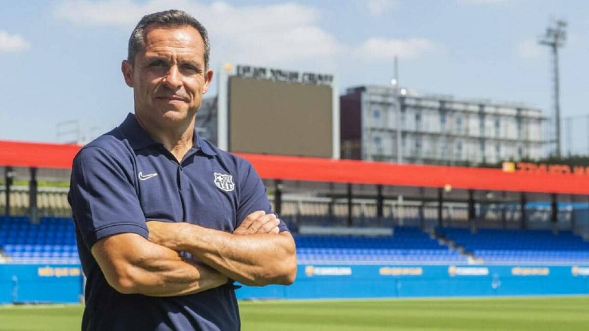 برشلونة يعيّن بارخوان مدربا مؤقتا
