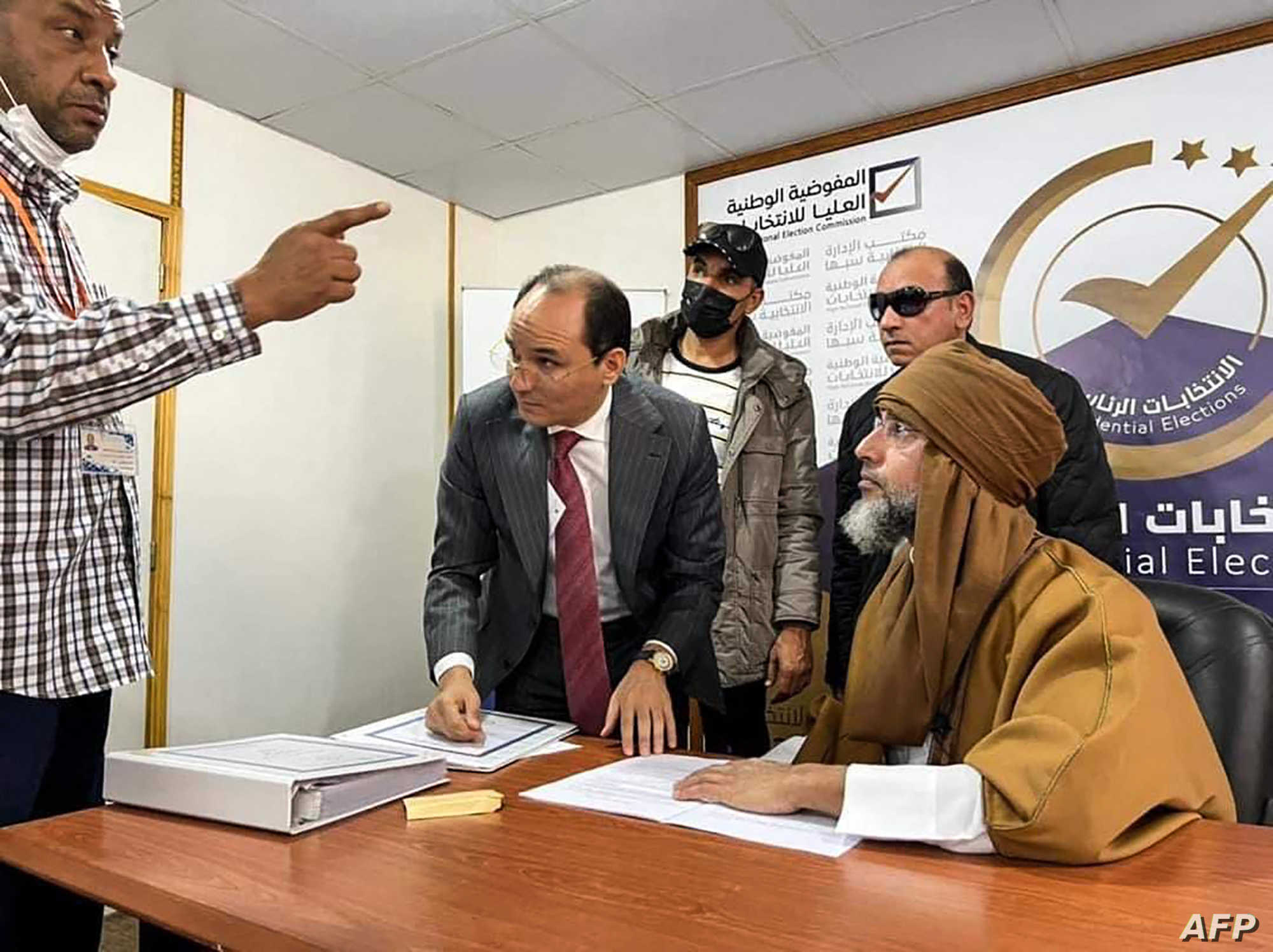 ليبيون يغلقون مراكز تصويت بسبب ترشح ابن القذافي