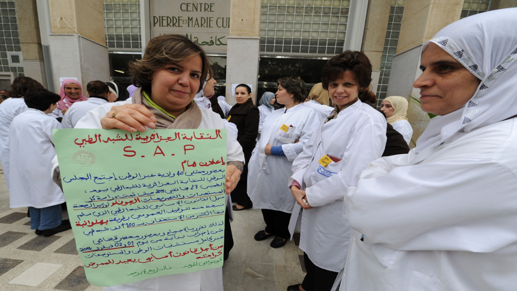 الاحتجاجات تشلُّ مستشفيات الجزائر والسلطات تواجه المطالب بـ”التجاهل والترهيب”