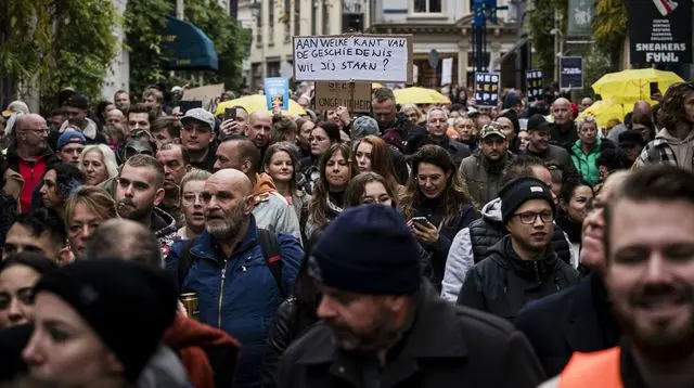 احتجاجات بشوارع هولندا رفضا للإغلاق الجزئي