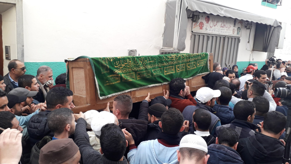 الحكومة تقلص عدد المسموح لهم بحضور الجنائز إلى 10 أشخاص