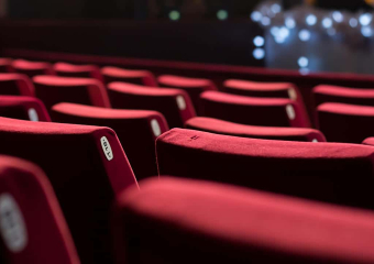 “ساح الزين”.. حكاية حب تواجه العرف والقدر على خشبة المسرح