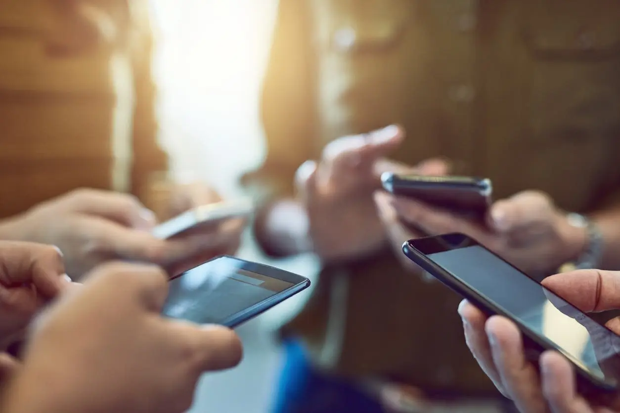 ماليزيا تعتزم تقييد استخدام المراهقين لمنصات التواصل