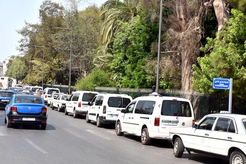 برلماني يطالب بإنهاء “احتكار مأذونيات” سيارات الأجرة