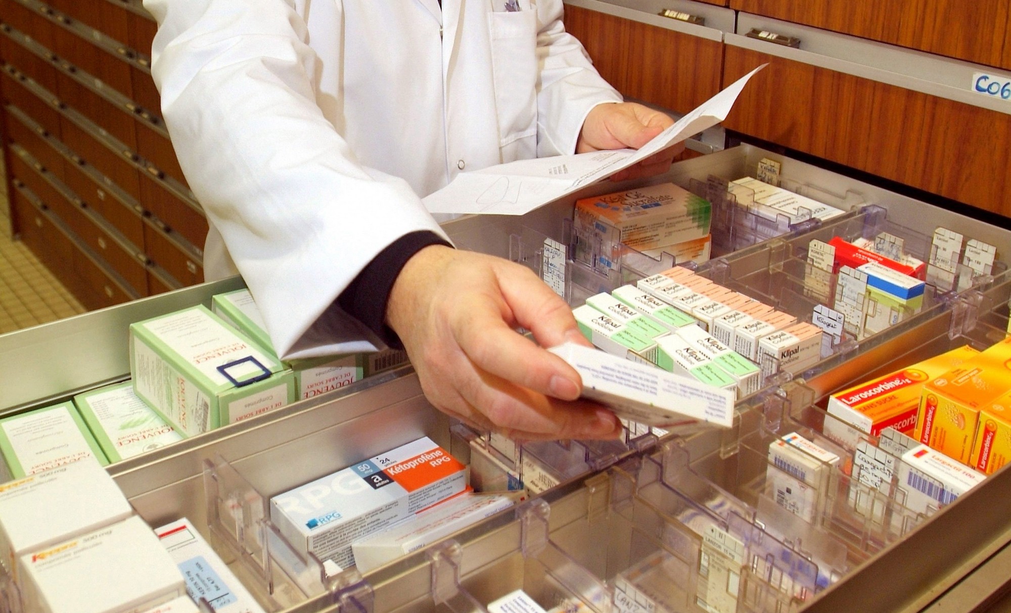صيادلة المغرب يكذبون وزراة الصحة ويعلنون نقص أدوية مواجهة كورونا