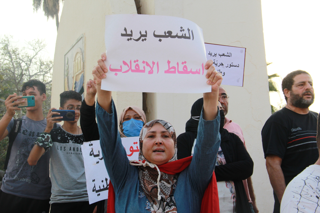 تونسيون يرفعون شعار “الشعب يريد إسقاط الانقلاب” في وجه سعيّد