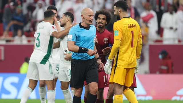 بعد الجدل.. فيفا ترد بشأن الوقت المضاف في مباراة الجزائر وقطر