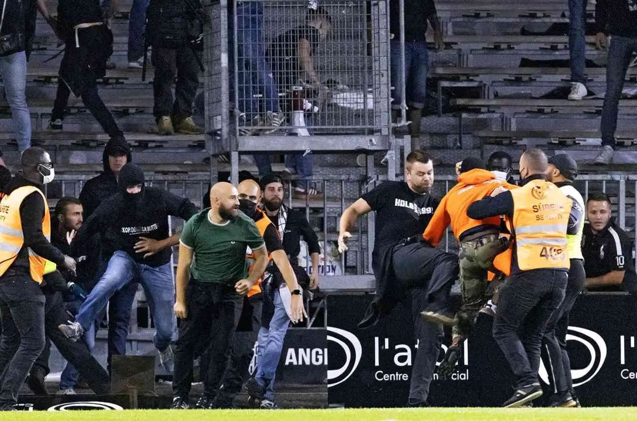 شغب الجماهير يقصي باريس وليون من كأس فرنسا