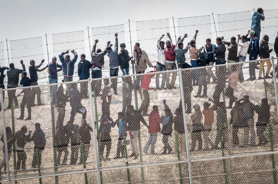 رغم الأزمة.. المغرب يتعاون مع إسبانيا لمنع دخول 500  مهاجر لمليلية