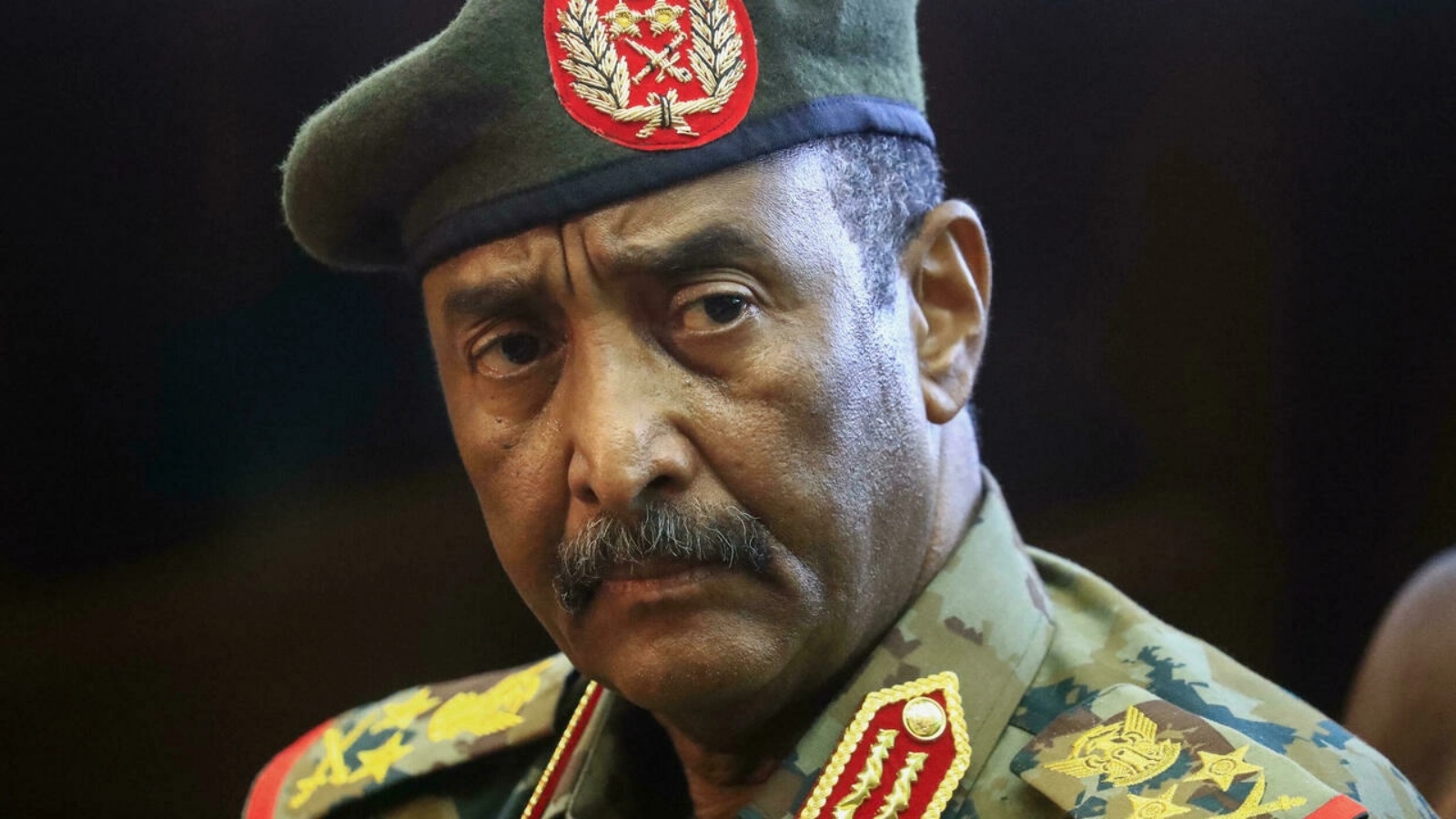 أمام الاحتجاجات واستقالة حمدوك..الجيش السوداني يعد بحكومة مستقلة