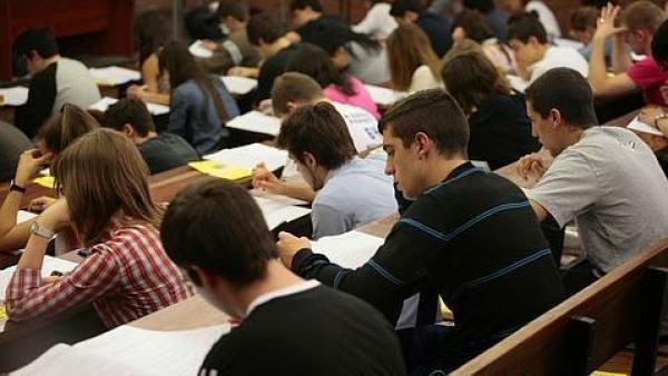 طلبة بالمدرسة الوطنية للتجارة يرفضون إجراء الامتحانات حضوريا بسبب كورونا