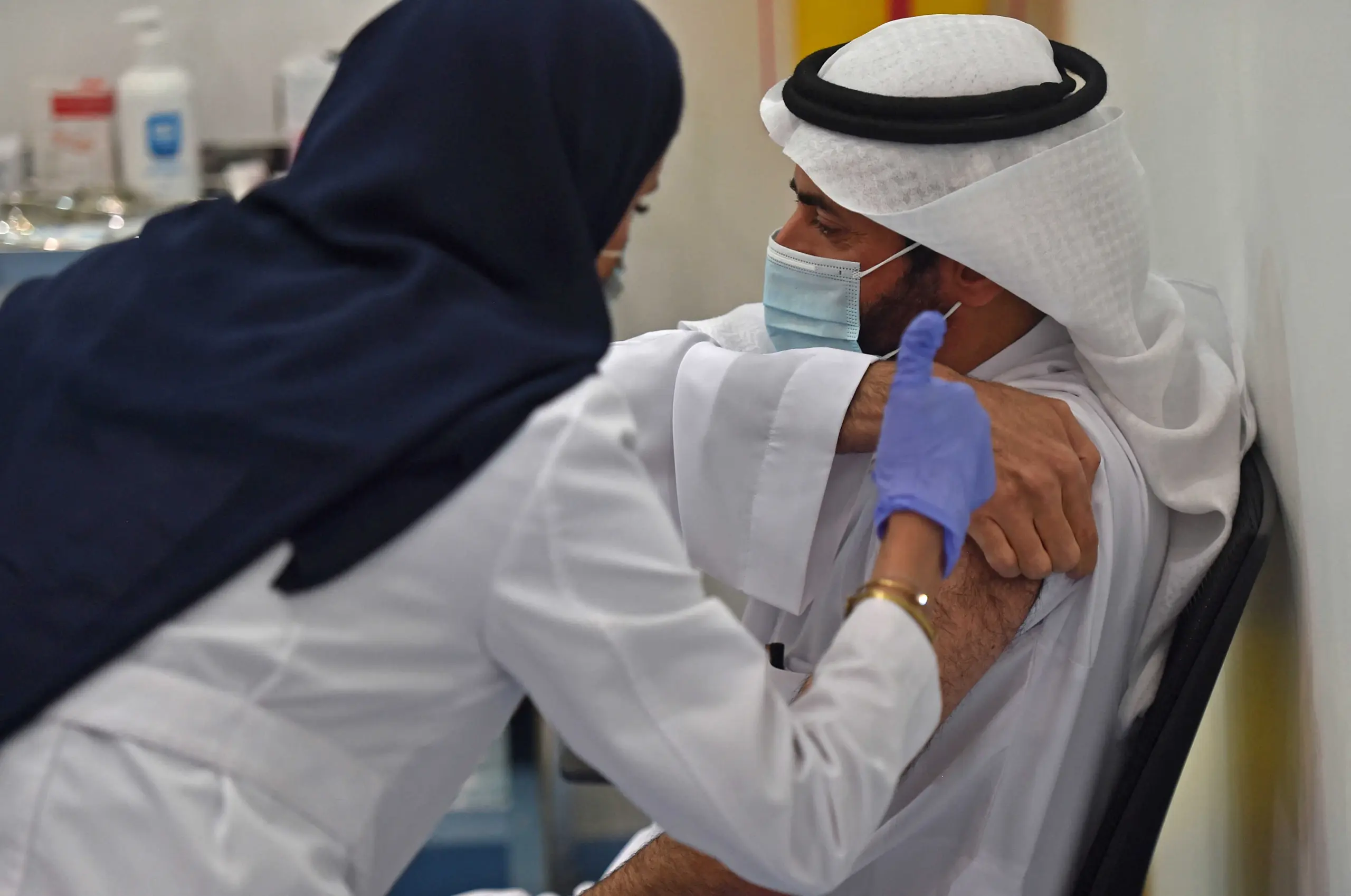 التلقيح ضد كورونا يقترب من 100 مليون جرعة بدول الخليج