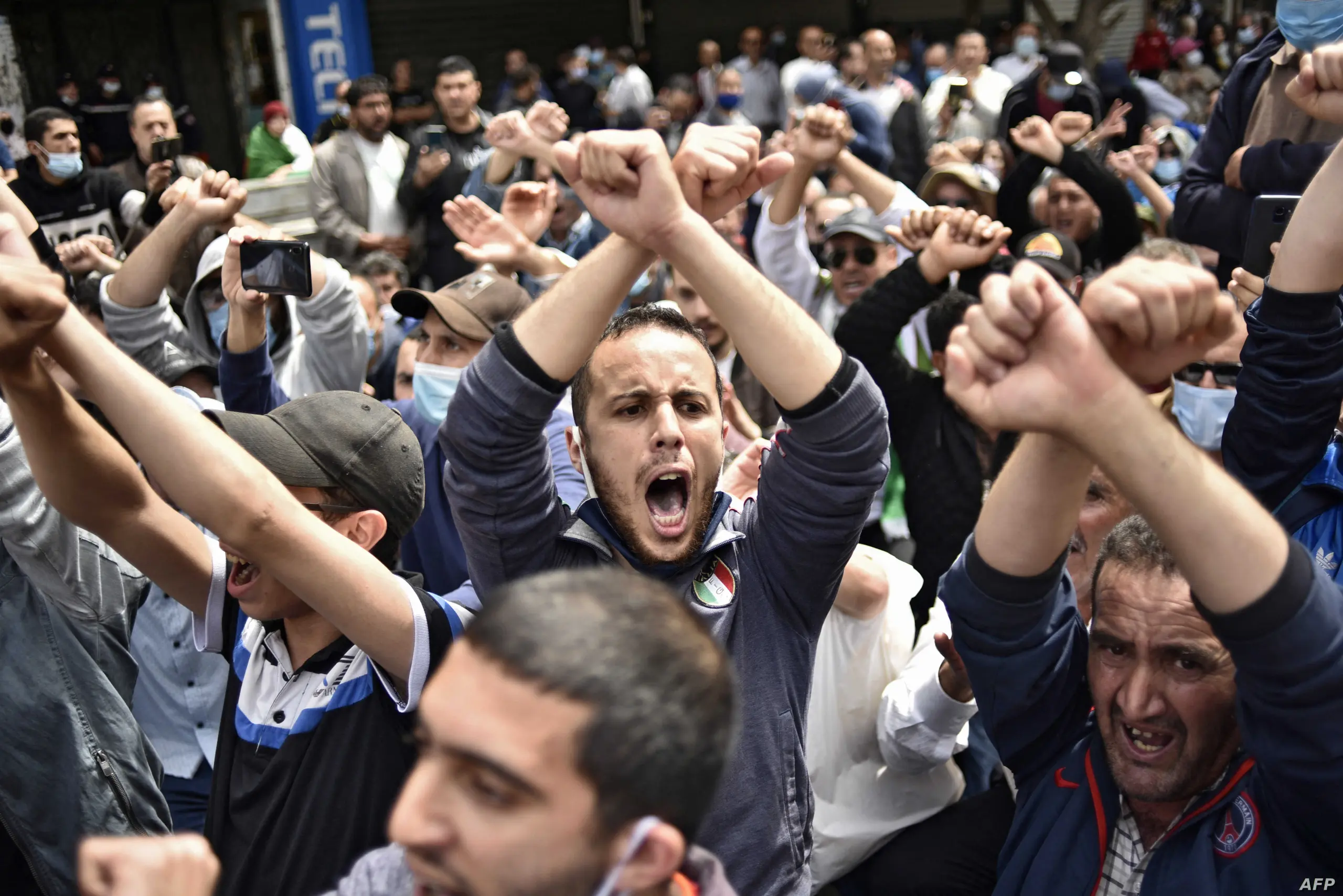 “نعم للشعب لا للجيش”.. جزائريو المهجر يقولون كفى لنظام العسكر