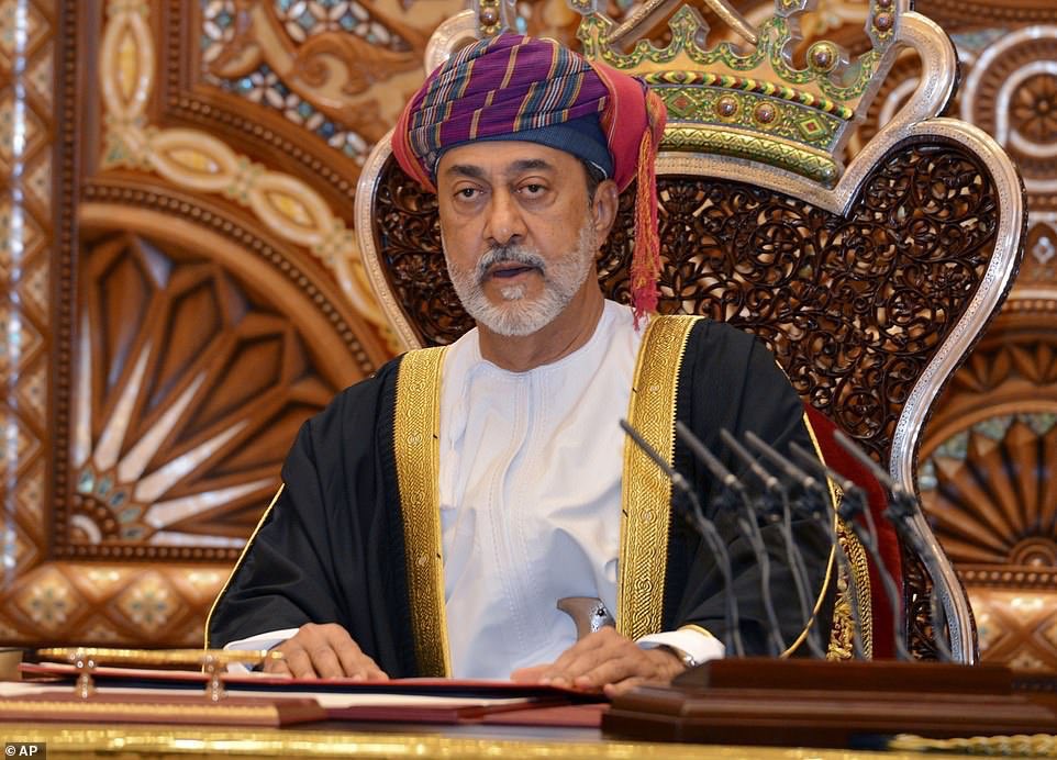 الملك يهنئ سلطان عمان بذكرى توليه الحكم