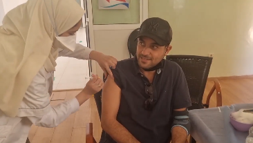 هشام بهلول يتلقى الجرعة الثالثة من اللقاح