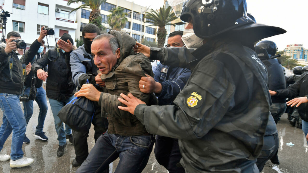 أكثر من 20 منظمة تستنكر “القمع البوليسي” للاحتجاجات ضد الرئيس التونسي