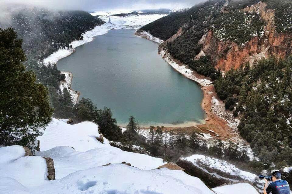 في عز البرد..بحيرة مغربية تستقطب محترفي السباحة الشتوية