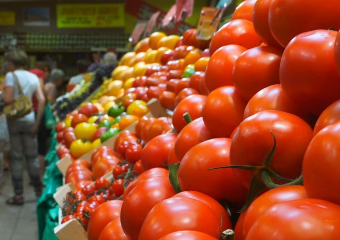 قبيل عيد الأضحى..”لهيب” أسعار الطماطم يعود من جديد والتصدير أحد الأسباب
