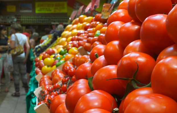 قبيل عيد الأضحى..”لهيب” أسعار الطماطم يعود من جديد والتصدير أحد الأسباب