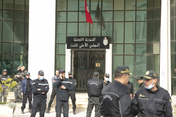 الشرطة التونسية تغلق مقر المجلس الأعلى للقضاء
