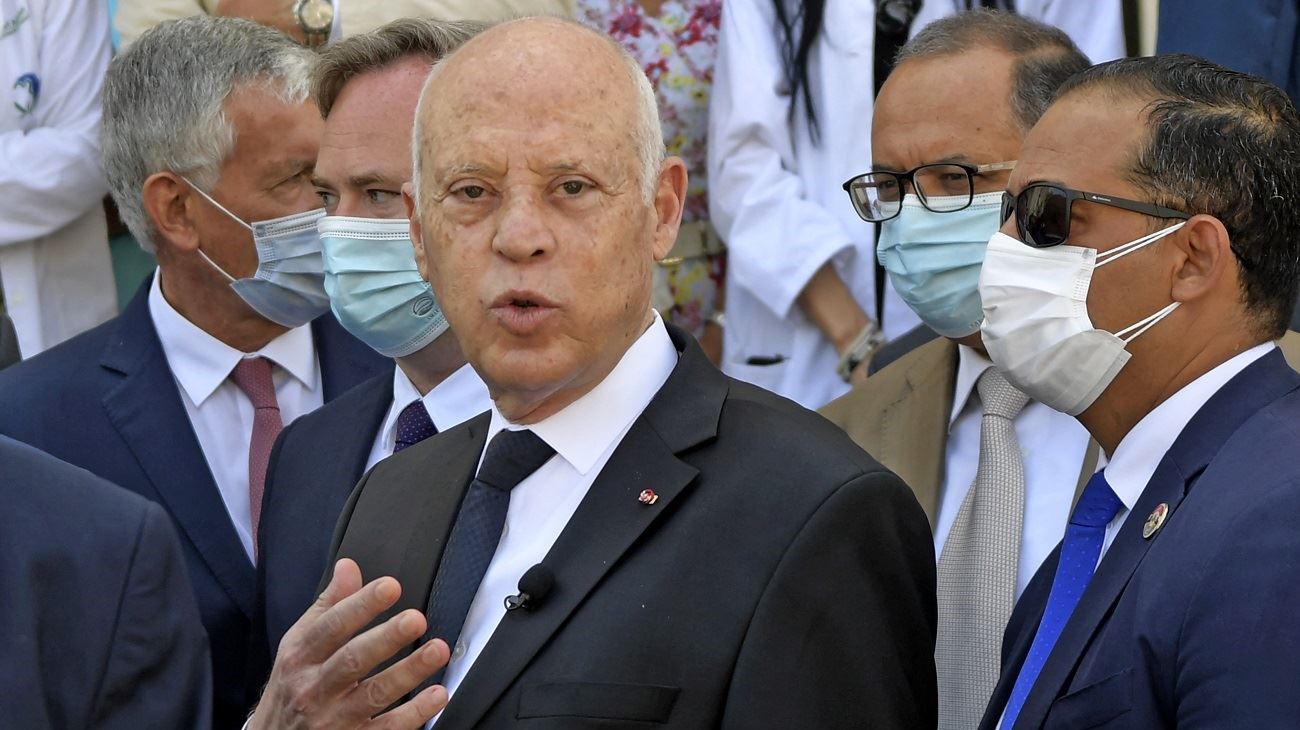 فرنسا قلقة من توسيع الرئيس التونسي صلاحياته