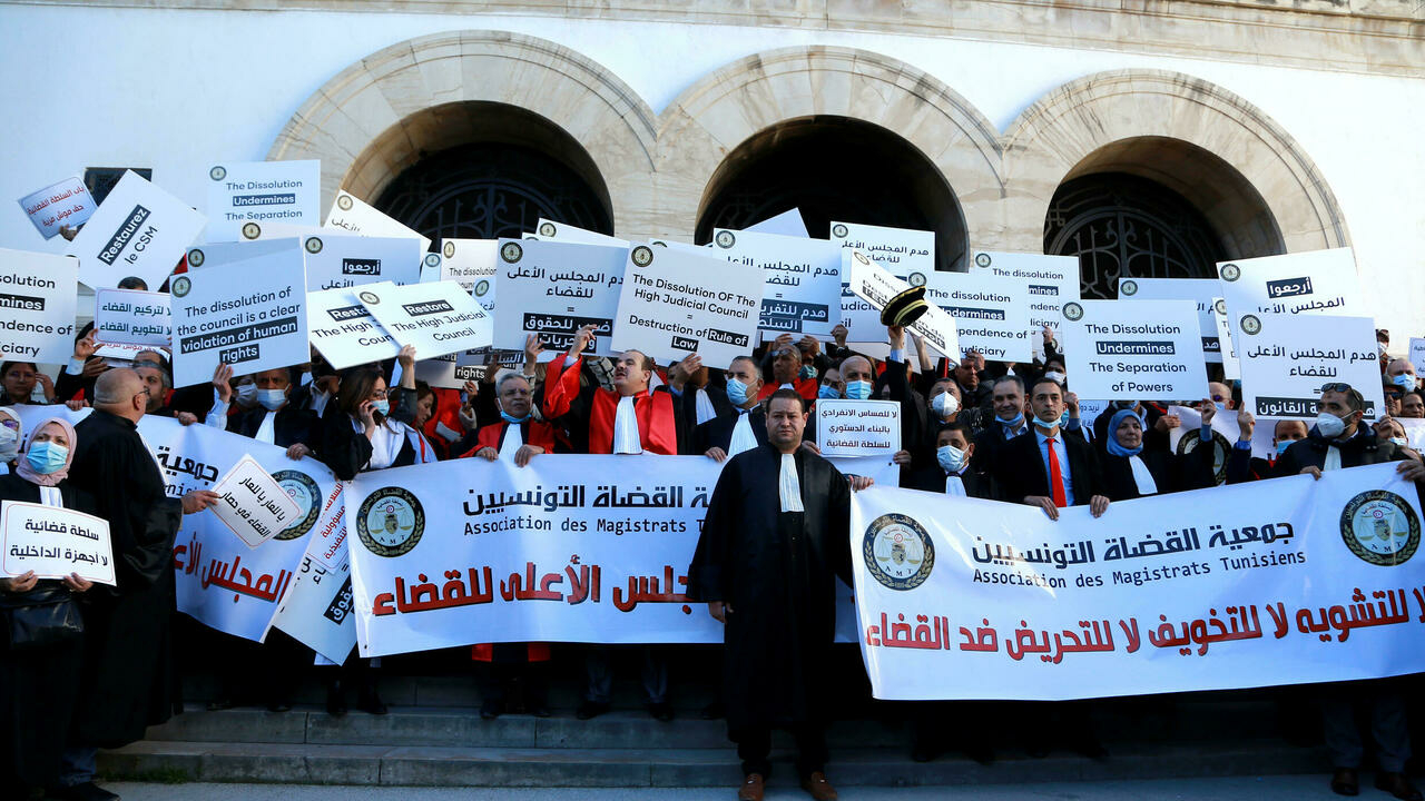 مئات القضاة يتظاهرون ضد الرئيس التونسي