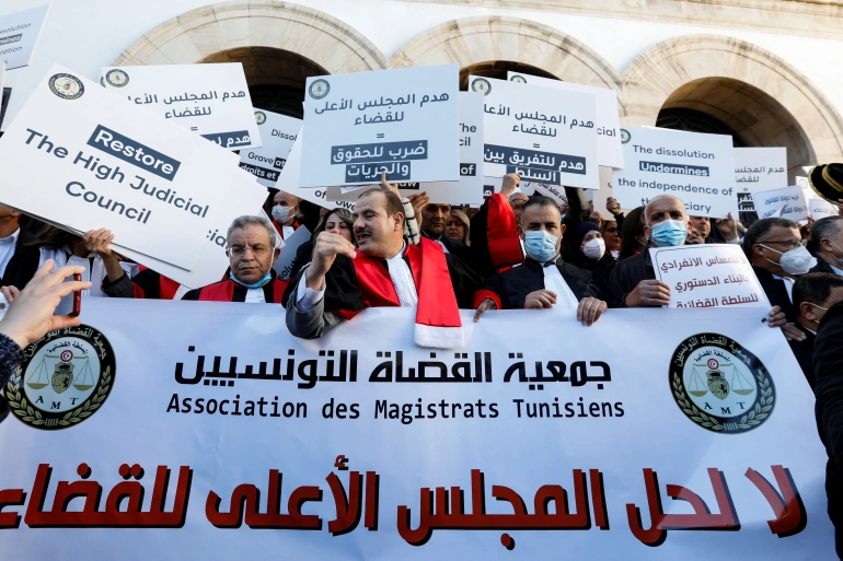 مظاهرة بتونس ضد مرسوم لسعيّد حول القضاء