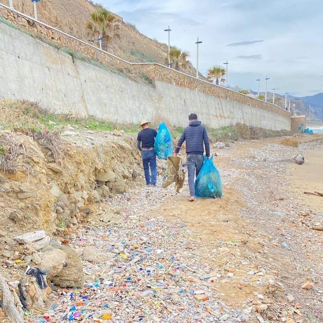 شباب جمعية ثامونت ينظفون كورنيش صباديا