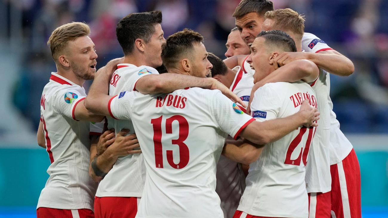“فيفا” يؤهل بولندا على حساب روسيا بتصفيات المونديال