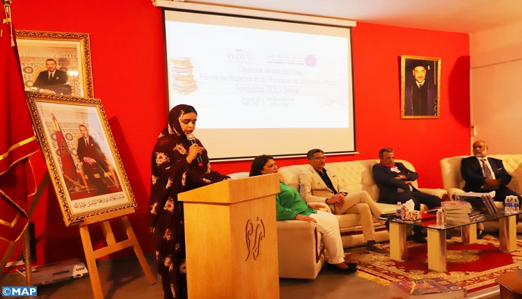 تسليم كتب طبية لطلبة كلية الطب والصيدلة بالعيون