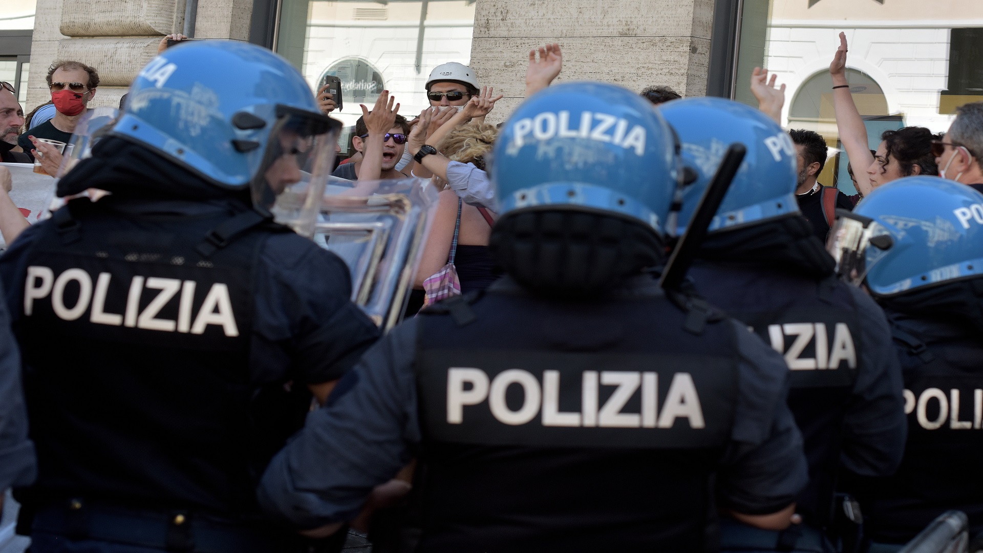 دكار تدين “عنصرية” الشرطة الإيطالية