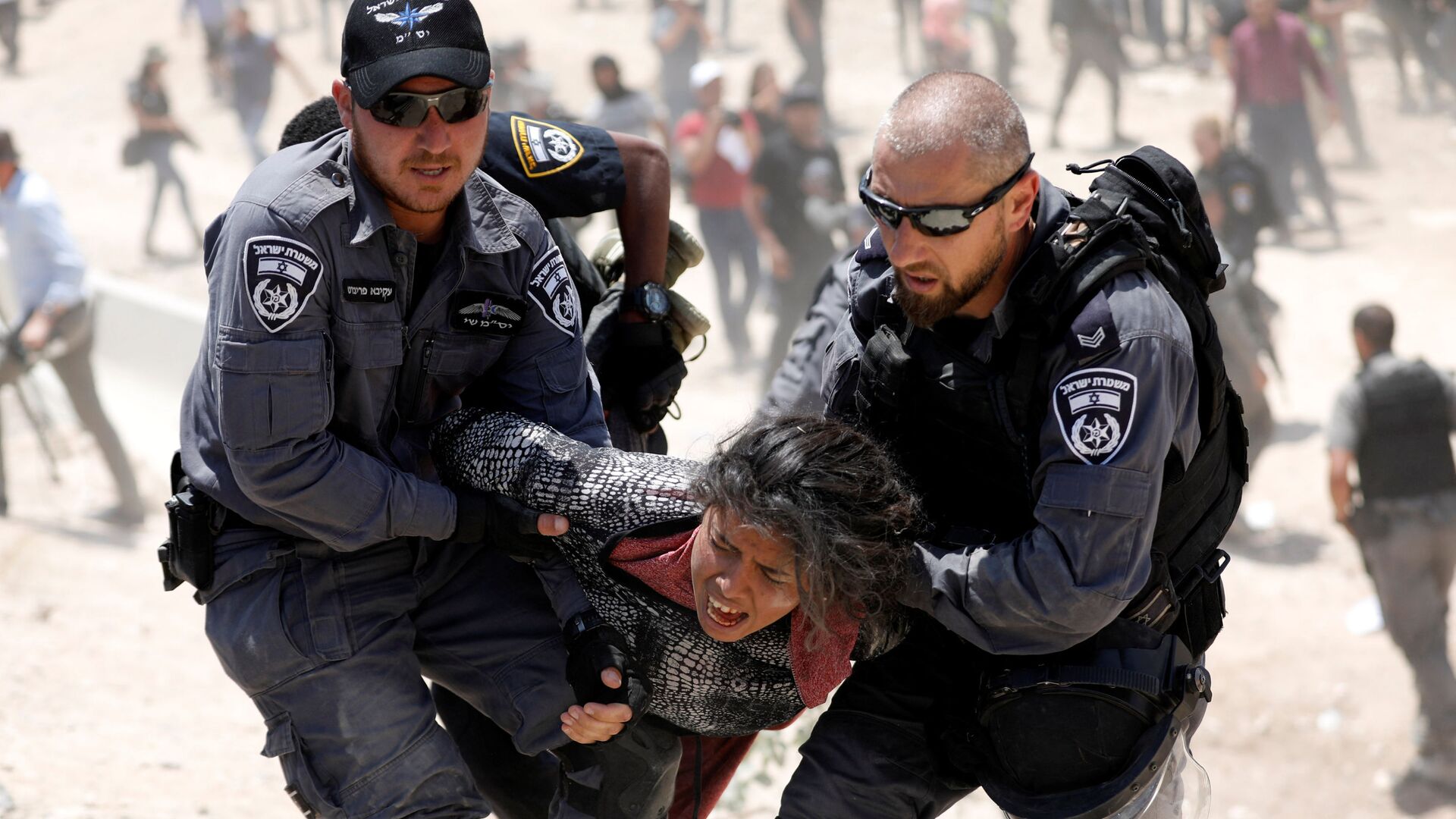 153 مصابا في اقتحام الشرطة الإسرائيلية للمسجد الأقصى