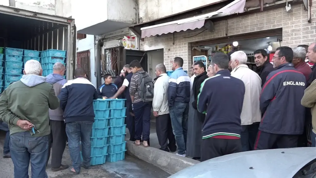 طوابير وإجراءات استثنائية.. “أزمة حليب” بالجزائر تثير جدلا