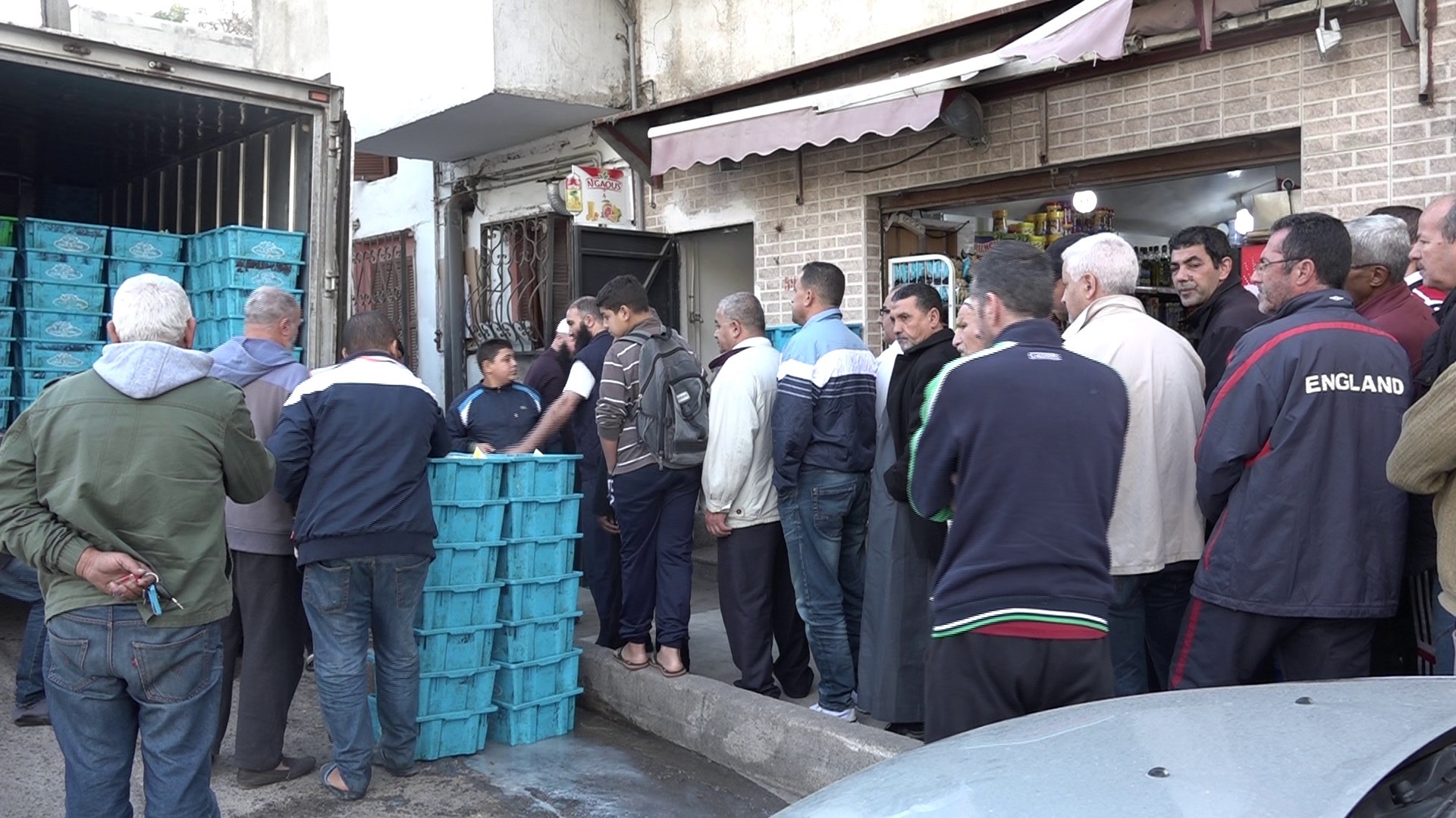 طوابير وإجراءات استثنائية.. “أزمة حليب” بالجزائر تثير جدلا