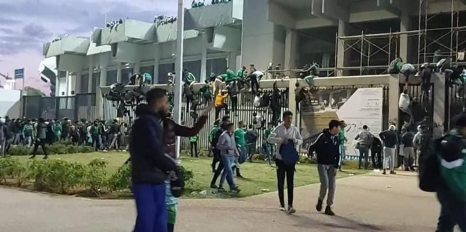 رجاويون يقتحمون أرضية ملعب “دونور” قبيل ساعتين من مواجهة الأهلي