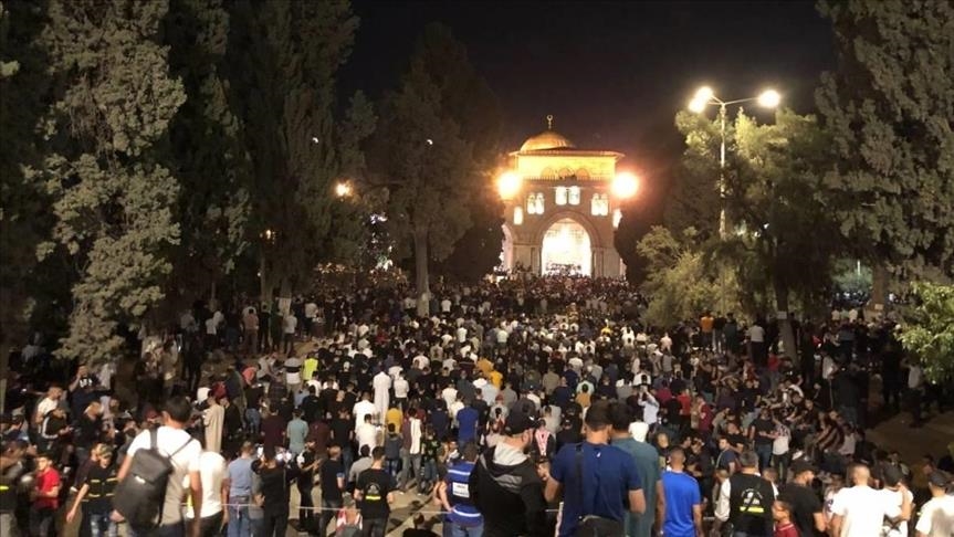 آلاف الفلسطينيين يحيون ليلة القدر بالأقصى