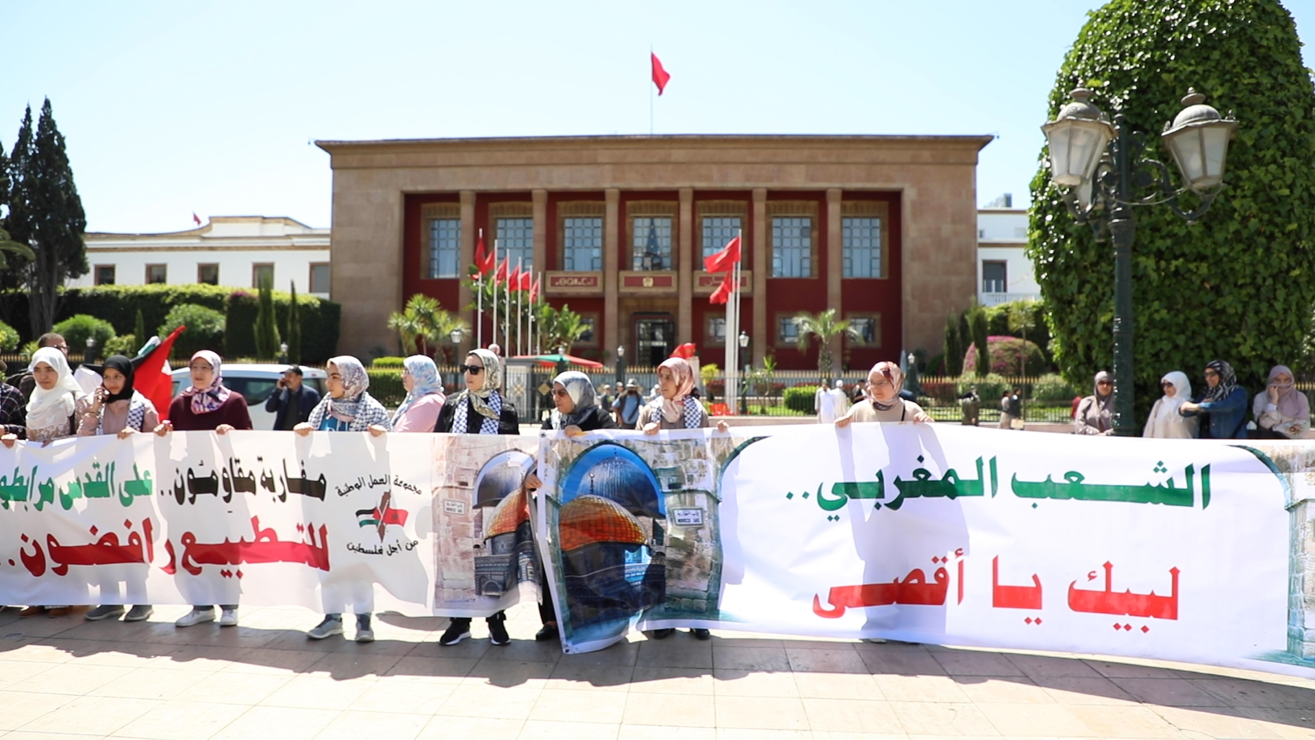 مناهضو التطبيع يتظاهرون أمام البرلمان تنديدا بانتهاكات “الاحتلال” للأقصى