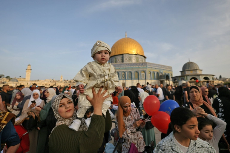المسلمون حول العالم يحتفلون بعيد الفطر المبارك اليوم الإثنين