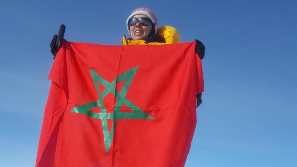 الملك لرافعة علم المغرب بالهيمالايا: تشرفين المرأة المغربية
