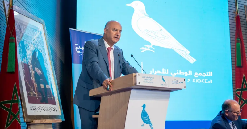 بيرو يهاجم “المصطادين في الماء العكر” ويجدد ثقة الأحرار في أخنوش