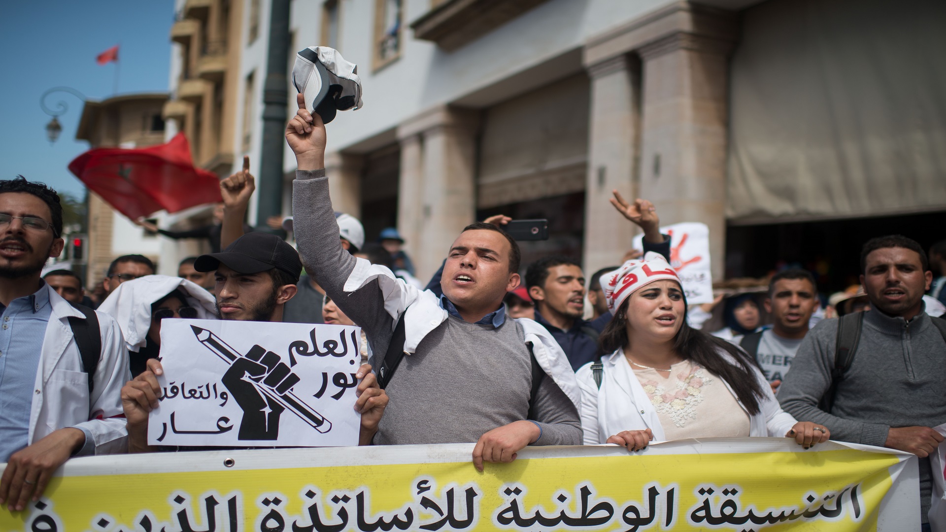 غير عابئين بالزمن المدرسي المهدور.. الأساتذة المتعاقدون يعلنون العودة للشارع