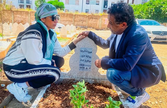 الشاب خالد يشكر معزيه في والدته من أمام قبرها