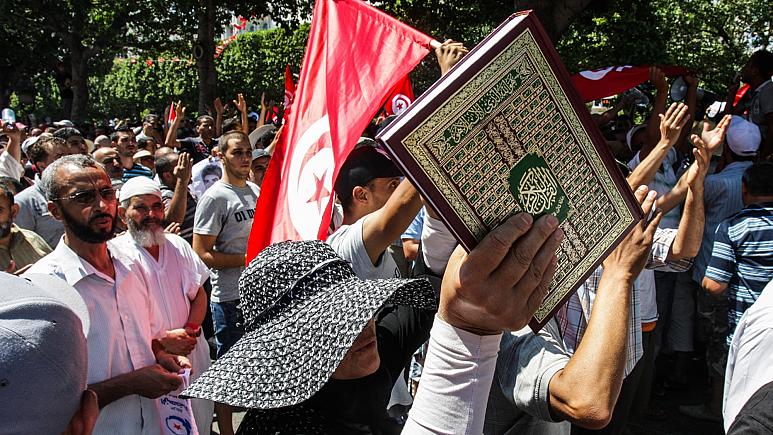 حركة تونسية تحذر من المساس “بالهوية الإسلامية” في الدستور