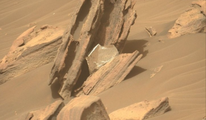 خبير يطمئن بشأن الجسم الغريب الذي رصدته “ناسا” على المريخ