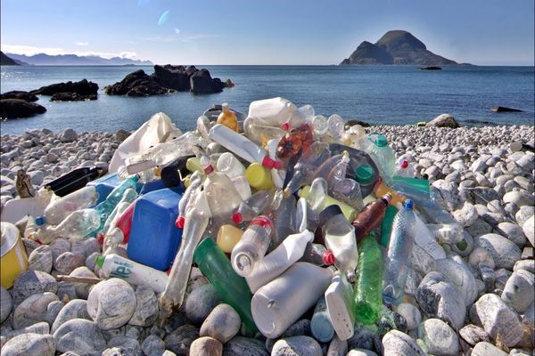 تقرير رسمي: البلاستيك والسجائر من أكثر النفايات الملوثة للشواطئ المغربية